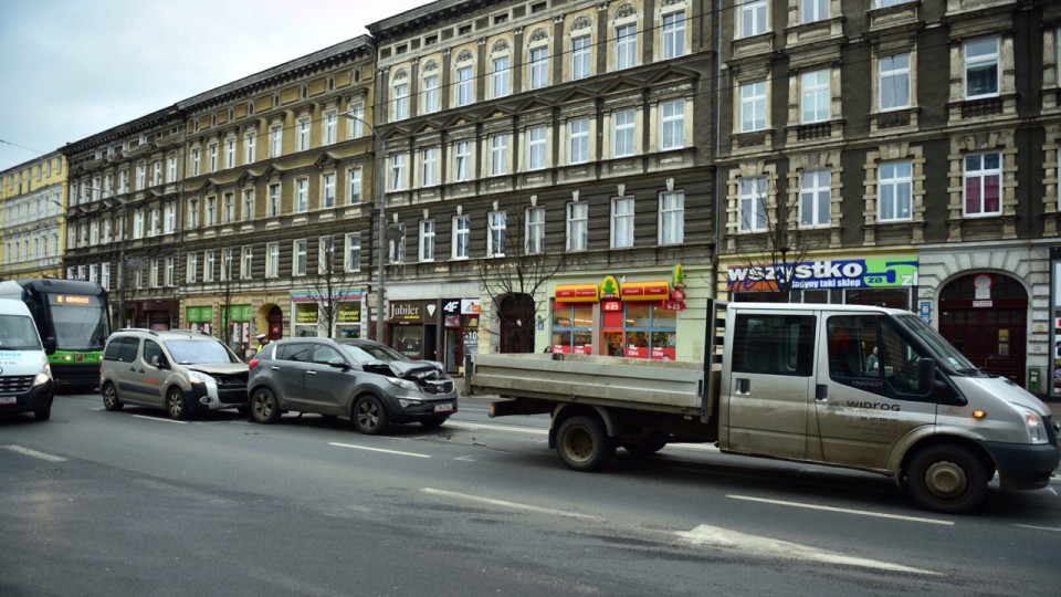 Jedna osoba została ranna w wypadku przy ulicy Krzywoustego w Szczecinie. Zderzyły się trzy samochody. Fot. Konrad Nowak [Radio Szczecin]