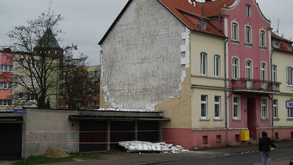 Ze ściany kamienicy, stojącej przy ul. Puszkina w Goleniowie, spadła w nocy elewacja. Fot. Paweł Palica [Radio Szczecin]