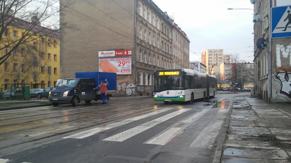 Z Pomorzan w kierunku stoczni jadą autobusy zastępcze. Fot. Jacek Mrówczyński