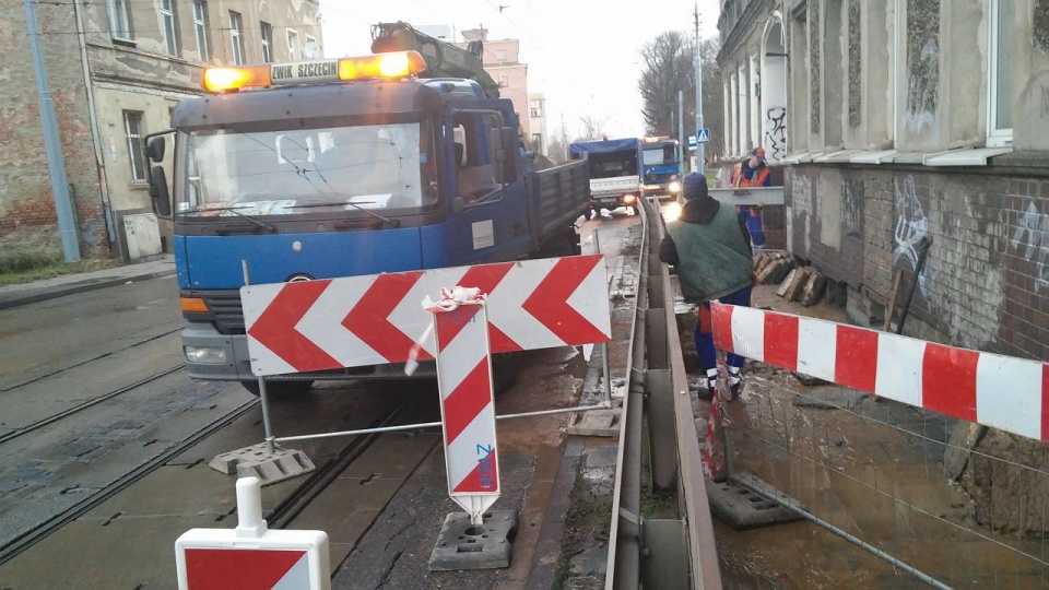 Awaria sieci wodociągowej na ulicy Klemensiewicza na szczecińskich Pomorzanach. Fot. Jacek Mrówczyński