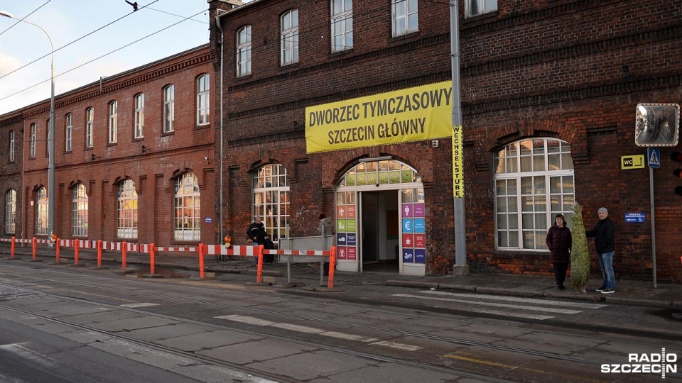 Na szczecińskim dworcu z godziny na godzinę przybywa pasażerów, tłoku jeszcze nie ma, ale po bilet warto udać się kilkadziesiąt minut wcześniej. Fot. Łukasz Szełemej [Radio Szczecin]