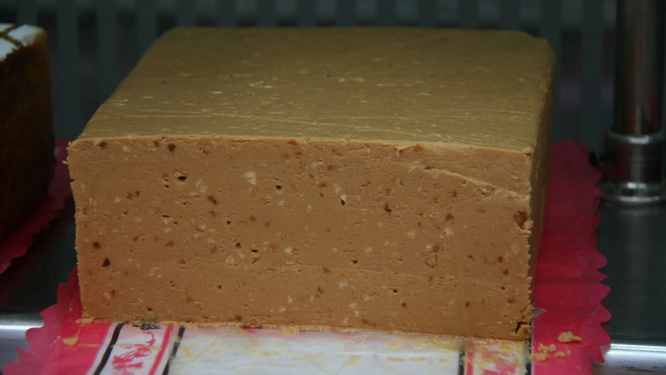 Turrón to rodzaj nugatu, podawany w postaci kostek podczas świąt Bożego Narodzenia m.in. w Hiszpanii. Fot. www.wikipedia.org / Tamorlan