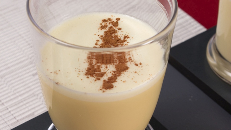 Eggnog to gorący, słodki napój, często podany jako napój alkoholowy (rodzaj ponczu) na bazie surowych żółtek jaj kurzych i mleka z dodatkami. Fot. www.wikipedia.org / Dinner Series