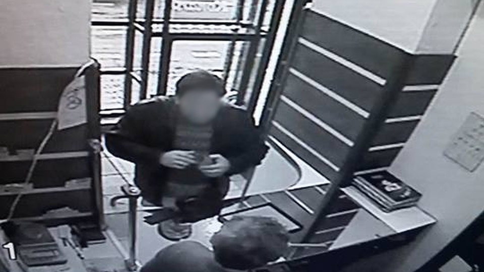51-latek przyznał się do trzech oszustw i jednego usiłowania oszustwa. Fot. materiały policji