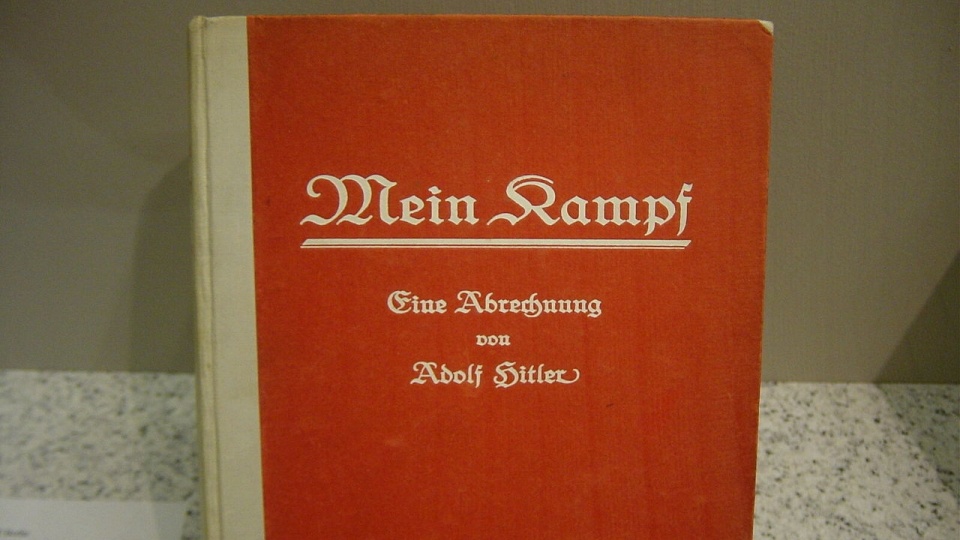 Pierwsze niemieckie wydanie książki, z lipca 1925 r., eksponowane w Niemieckim Muzeum Historycznym w Berlinie. Fot. www.wikipedia.org / Anton Huttenlocher