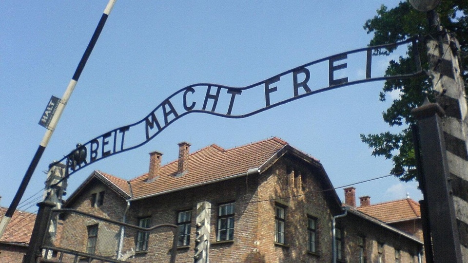 Brama wejściowa obozu w Auschwitz. Fot. commons.wikimedia.org