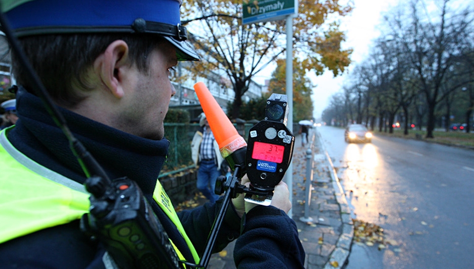 Funkcjonariusze drogówki sprawdzają między innymi prędkość samochodów, trzeźwość kierowców i czy dzieci są przewożone w specjalnych fotelikach.