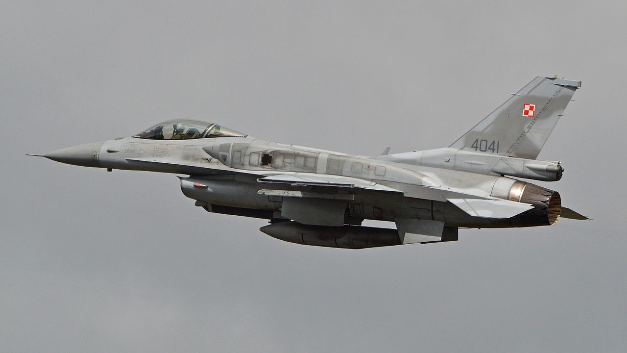 Polski F-16 (6 ELT) startujący z bazy Luftwaffe w Schleswig. Fot. www.wikipedia.org / Alan Wilson