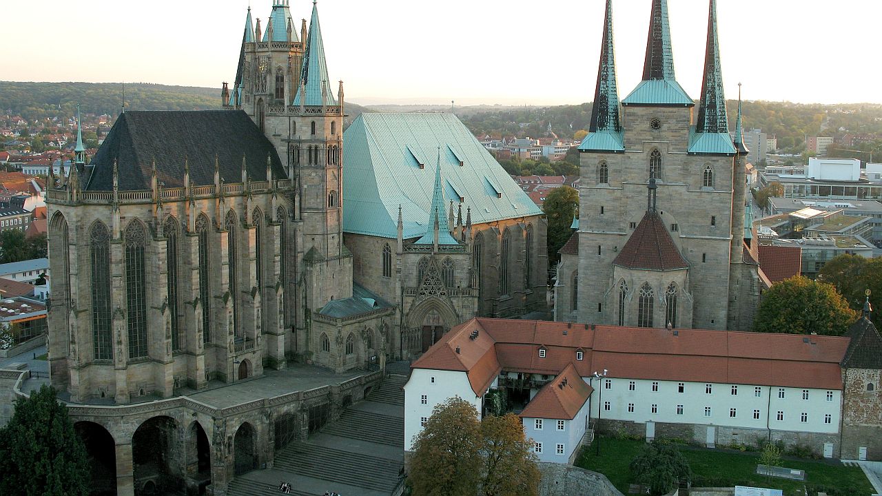Stowarzyszenie Muzułmańskie Ahmadiyya zamierza w Erfurcie wybudować pierwszy w Turyngii meczet z 11 metrowym minaretem. Szczególnie minaret wzbudza dużo kontrowersji i doprowadził do protestu części mieszkańców. Stowarzyszenie Obywatele dla Erfurtu w miejscu, gdzie planowana jest budowa islamskiej świątyni, postawili 10 drewnianych krzyży, których zamierzają bronić.