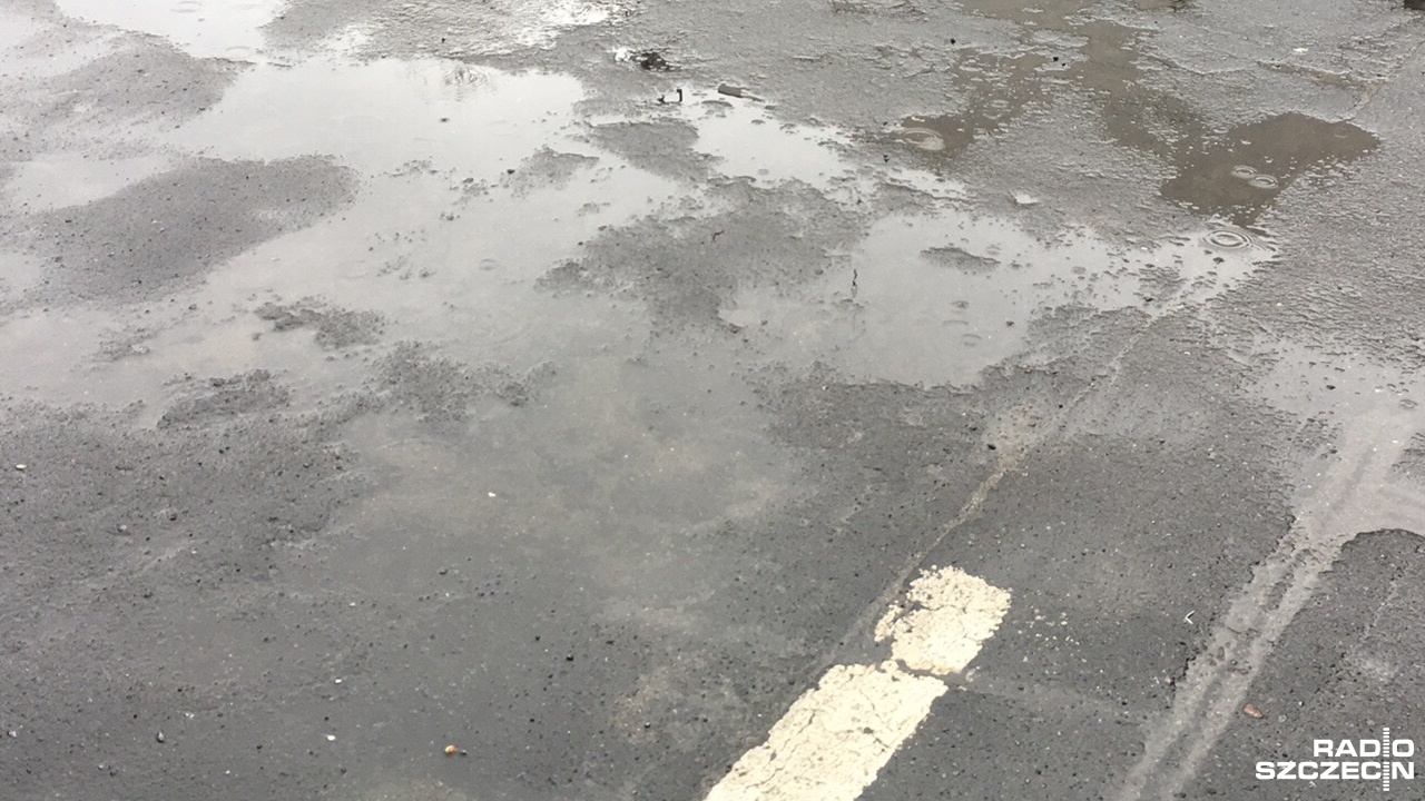 Nawierzchnie czarne i mokre, bez solarek na trasach