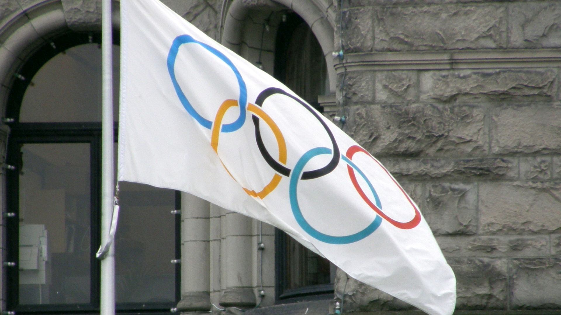 Flaga Igrzysk Olimpijskich. Fot. www.wikipedia.org / Makaristos
