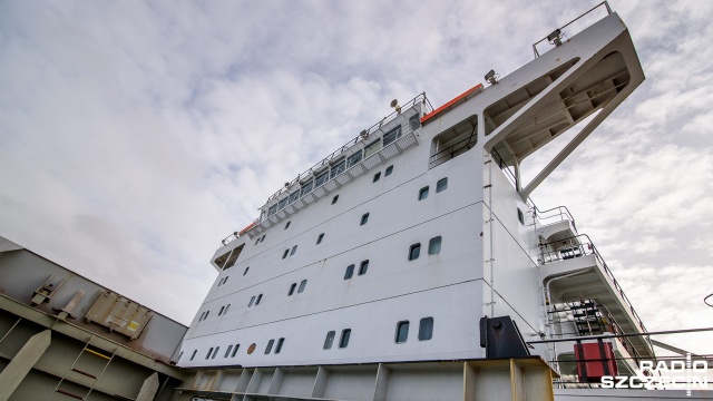 Tak dużego statku należącego do polskiego armatora w Szczecinie jeszcze nie było. W piątek przy elewatorze Ewa przycumował masowiec Ornak. Fot. Konrad Nowak [Radio Szczecin] Polski gigant zatrzymał się przy Ewie [WIDEO, ZDJĘCIA]