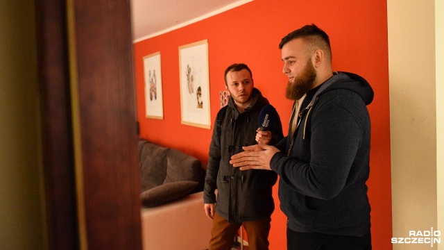 Lokator kamienicy przy ulicy Krakowskiej 24. Fot. Łukasz Szełemej [Radio Szczecin] Wyremontowali mieszkania, teraz wyburzą im kamienicę [WIDEO, ZDJĘCIA]
