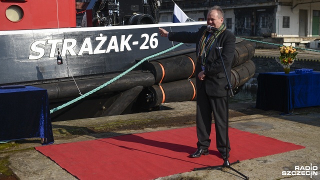 Polską banderę wciągnięto we wtorek na maszt statku pożarniczego "Strażak-26". Fot. Jarosław Gaszyński [Radio Szczecin] Nowy "Strażak" pod polską banderą [WIDEO, ZDJĘCIA]
