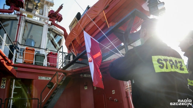 Polską banderę wciągnięto we wtorek na maszt statku pożarniczego "Strażak-26". Fot. Jarosław Gaszyński [Radio Szczecin] Nowy "Strażak" pod polską banderą [WIDEO, ZDJĘCIA]
