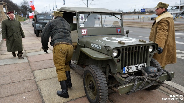 Konwój zabytkowych pojazdów militarnych VI Rajdu Zaślubin. Fot. Łukasz Szełemej [Radio Szczecin] "Organizuje się marsze Wyklętych, a o tych żołnierzach też trzeba przypominać" [WIDEO, ZDJĘCIA]