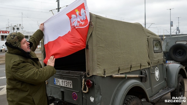 Konwój zabytkowych pojazdów militarnych VI Rajdu Zaślubin. Fot. Łukasz Szełemej [Radio Szczecin] "Organizuje się marsze Wyklętych, a o tych żołnierzach też trzeba przypominać" [WIDEO, ZDJĘCIA]