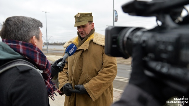 Konwój zabytkowych pojazdów militarnych VI Rajdu Zaślubin. Fot. Łukasz Szełemej [Radio Szczecin] "Organizuje się marsze Wyklętych, a o tych żołnierzach też trzeba przypominać" [WIDEO, ZDJĘCIA]