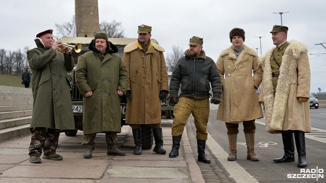 Konwój zabytkowych pojazdów militarnych VI Rajdu Zaślubin. Fot. Łukasz Szełemej [Radio Szczecin] "Organizuje się marsze Wyklętych, a o tych żołnierzach też trzeba przypominać" [WIDEO, ZDJĘCIA]