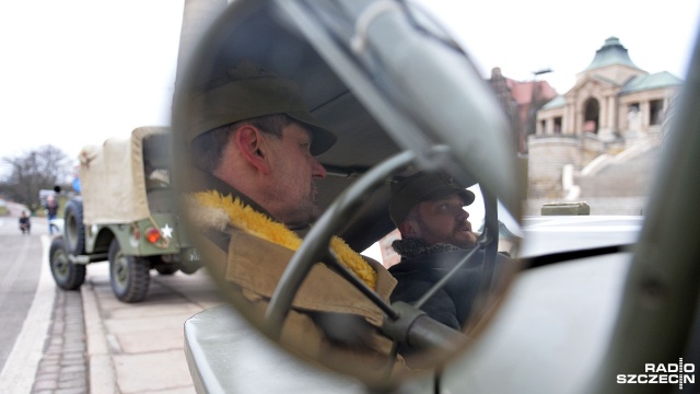 Konwój zabytkowych pojazdów militarnych VI Rajdu Zaślubin. Fot. Łukasz Szełemej [Radio Szczecin] "Organizuje się marsze Wyklętych, a o tych żołnierzach też trzeba przypominać" [WIDEO, ZDJĘCIA]