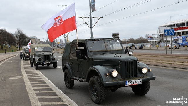 Konwój zabytkowych pojazdów militarnych VI Rajdu Zaślubin. Fot. Łukasz Szełemej [Radio Szczecin] "Organizuje się marsze Wyklętych, a o tych żołnierzach też trzeba przypominać" [WIDEO, ZDJĘCIA]