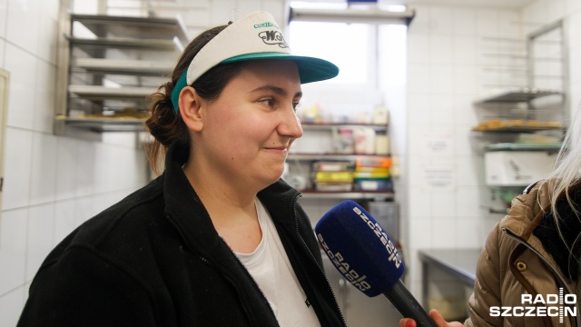 W Szczecinie jest około 30 rzemieślniczych, cukierniczo-piekarniczych zakładów. Chętnych do pracy w tym zawodzie nie brakuje - na zdjęciu Aleksandra Golak. Fot. Konrad Nowak [Radio Szczecin] Dzień cukiernika: dobra sytuacja w branży [ZDJĘCIA]