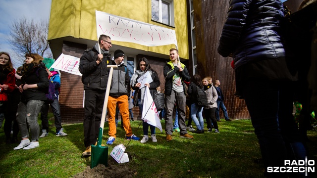 W dniu wagarowicza młodzież z Pyrzyc wyszła na ulicę. Fot. Konrad Nowak [Radio Szczecin] Dzień wagarowicza w Pyrzycach [WIDEO, ZDJĘCIA]