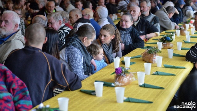 Bezdomni, ubodzy i samotni zasiedli razem przy świątecznym stole. W Domu Kultury Słowianin 400 osób zjadło Śniadanie Wielkanocne. Fot. Łukasz Szełemej [Radio Szczecin] Śniadanie wielkanocne w Słowianinie [ZDJĘCIA]