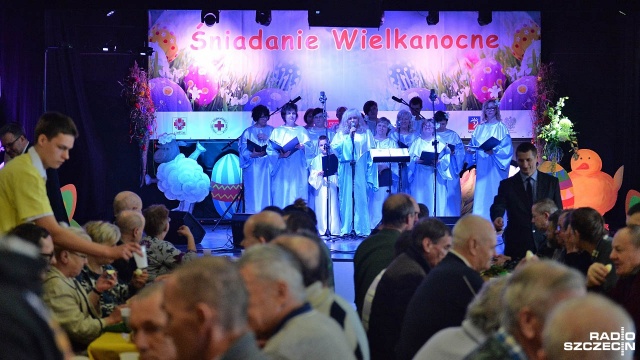 Bezdomni, ubodzy i samotni zasiedli razem przy świątecznym stole. W Domu Kultury Słowianin 400 osób zjadło Śniadanie Wielkanocne. Fot. Łukasz Szełemej [Radio Szczecin] Śniadanie wielkanocne w Słowianinie [ZDJĘCIA]