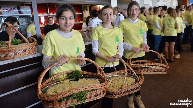 W wydarzenie byli też zaangażowani uczniowie Zespołu Szkół Ogólnokształcących nr 4 jako wolontariusze. Fot. Łukasz Szełemej [Radio Szczecin] Śniadanie wielkanocne w Słowianinie [ZDJĘCIA]