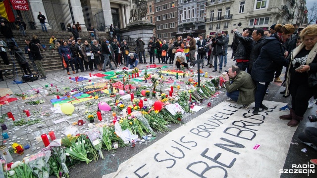 Belgowie oddają hołd zabitym we wtorkowych zamachach w Brukseli. Fot. Konrad Nowak [Radio Szczecin] Minuta ciszy dla ofiar zamachów. Belgia w żałobie [ZDJĘCIA]