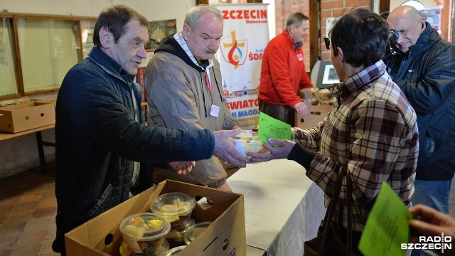 400 bezdomnych odebrało święconki i paczki z żywnością na święta wielkanocne od szczecińskiego Caritasu. Fot. Łukasz Szełemej [Radio Szczecin] Wielkanocna święconka dla potrzebujących [ZDJĘCIA]