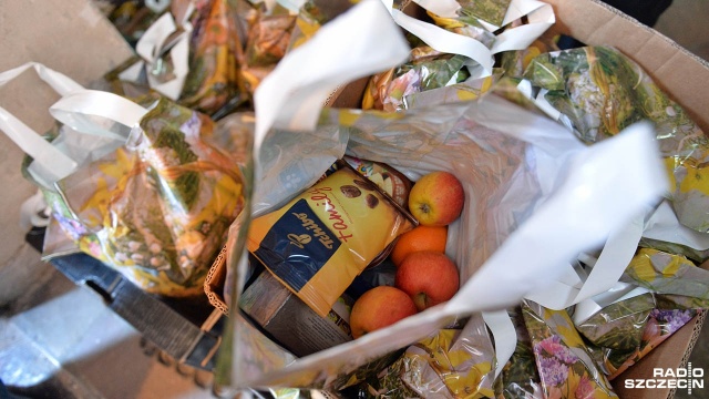 400 bezdomnych odebrało święconki i paczki z żywnością na święta wielkanocne od szczecińskiego Caritasu. Fot. Łukasz Szełemej [Radio Szczecin] Wielkanocna święconka dla potrzebujących [ZDJĘCIA]