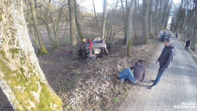 Wypadek na drodze powiatowej Oparzno - Lipce. Fot. Adam Wójcik [Radio Szczecin] Kompletnie rozbite auto w wypadku [ZDJĘCIA]