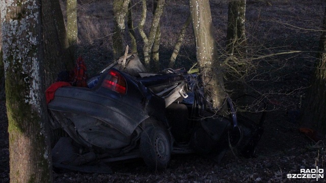 Wypadek na drodze powiatowej Oparzno - Lipce. Fot. Adam Wójcik [Radio Szczecin] Kompletnie rozbite auto w wypadku [ZDJĘCIA]