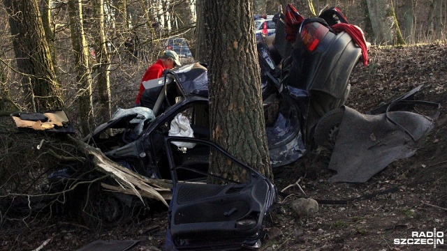 Wypadek na drodze powiatowej Oparzno - Lipce. Fot. Adam Wójcik [Radio Szczecin] Kompletnie rozbite auto w wypadku [ZDJĘCIA]