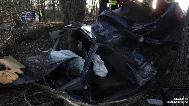 Wypadek na drodze powiatowej Oparzno - Lipce. Fot. Adam Wójcik [Radio Szczecin] Kompletnie rozbite auto w wypadku [ZDJĘCIA]