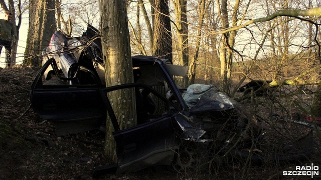 Wypadek na drodze powiatowej Oparzno - Lipce. Fot. Adam Wójcik [Radio Szczecin] Kompletnie rozbite auto w wypadku [ZDJĘCIA]