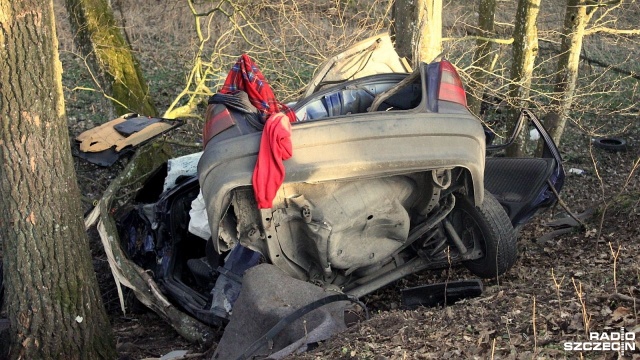 Wypadek na drodze powiatowej Oparzno - Lipce. Fot. Adam Wójcik [Radio Szczecin] Kompletnie rozbite auto w wypadku [ZDJĘCIA]