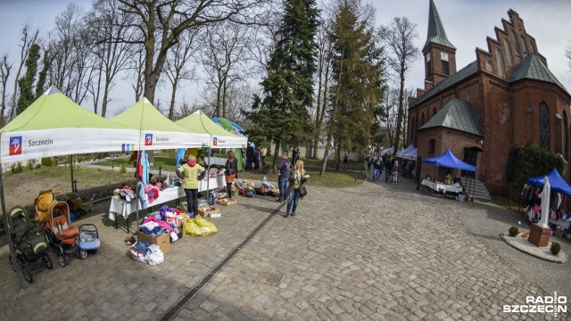 Pchli targ w szczecińskich Podjuchach. Fot. Jarosław Gaszyński [Radio Szczecin] Pchli targ dla potrzebujących [WIDEO, ZDJĘCIA]