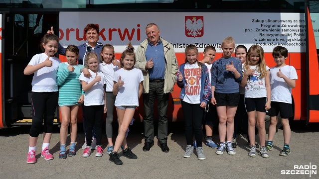 Stargardzianie oddają dziś krew dla chorego na białaczkę Krystiana. Krwiobus zaparkował w środę przed Szkołą Podstawową nr 3 w Stargardzie. Fot. Łukasz Szełemej [Radio Szczecin] "To może spotkać każdego z nas". Stargard pomaga Krystianowi [ZDJĘCIA]