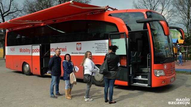 Stargardzianie oddają dziś krew dla chorego na białaczkę Krystiana. Krwiobus zaparkował w środę przed Szkołą Podstawową nr 3 w Stargardzie. Fot. Łukasz Szełemej [Radio Szczecin] "To może spotkać każdego z nas". Stargard pomaga Krystianowi [ZDJĘCIA]