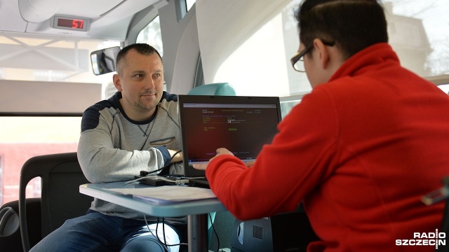 Stargardzianie oddają dziś krew dla chorego na białaczkę Krystiana. Krwiobus zaparkował w środę przed Szkołą Podstawową nr 3 w Stargardzie. Fot. Łukasz Szełemej [Radio Szczecin] "To może spotkać każdego z nas". Stargard pomaga Krystianowi [ZDJĘCIA]
