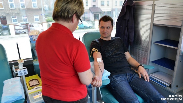 Stargardzianie oddają dziś krew dla chorego na białaczkę Krystiana. Krwiobus zaparkował w środę przed Szkołą Podstawową nr 3 w Stargardzie. Fot. Łukasz Szełemej [Radio Szczecin] "To może spotkać każdego z nas". Stargard pomaga Krystianowi [ZDJĘCIA]