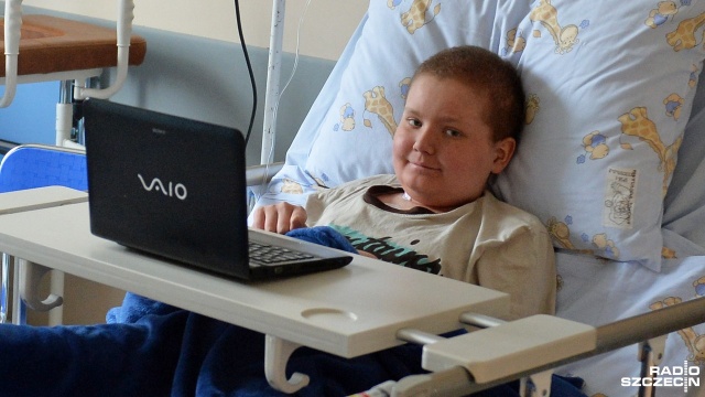Stargardzianie oddają dziś krew dla chorego na białaczkę Krystiana. Krwiobus zaparkował w środę przed Szkołą Podstawową nr 3 w Stargardzie. Fot. Łukasz Szełemej [Radio Szczecin] "To może spotkać każdego z nas". Stargard pomaga Krystianowi [ZDJĘCIA]