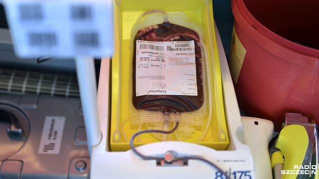 Stargardzianie oddają dziś krew dla chorego na białaczkę Krystiana. Krwiobus zaparkował w środę przed Szkołą Podstawową nr 3 w Stargardzie. Fot. Łukasz Szełemej [Radio Szczecin] "To może spotkać każdego z nas". Stargard pomaga Krystianowi [ZDJĘCIA]