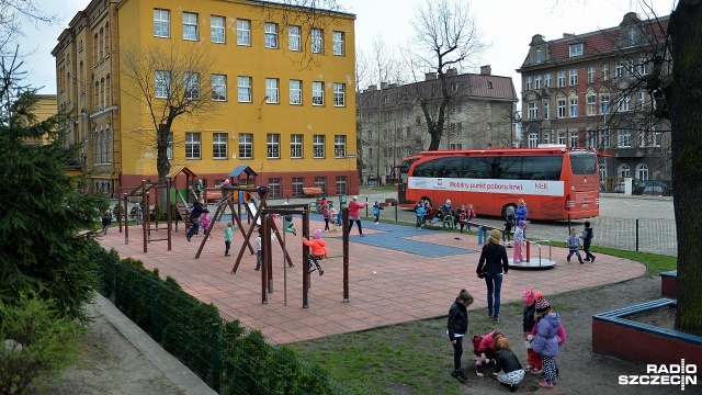 Stargardzianie oddają dziś krew dla chorego na białaczkę Krystiana. Krwiobus zaparkował w środę przed Szkołą Podstawową nr 3 w Stargardzie. Fot. Łukasz Szełemej [Radio Szczecin] "To może spotkać każdego z nas". Stargard pomaga Krystianowi [ZDJĘCIA]