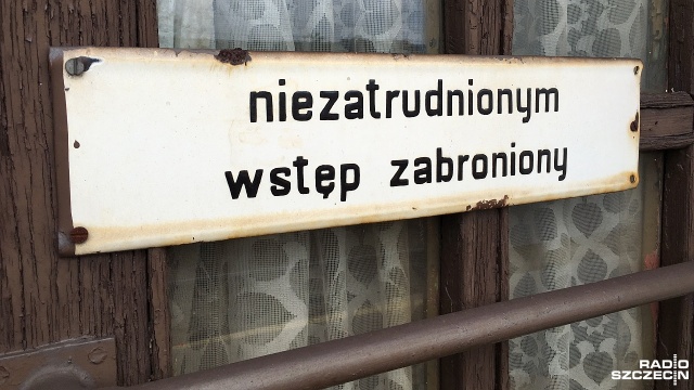 Dworzec kolejowy w Choszcznie. Fot. Łukasz Rabikowski [Radio Szczecin] Dworzec w Choszcznie w ruinie. "Pajęczyny, grzyb... szok" [ZDJĘCIA]