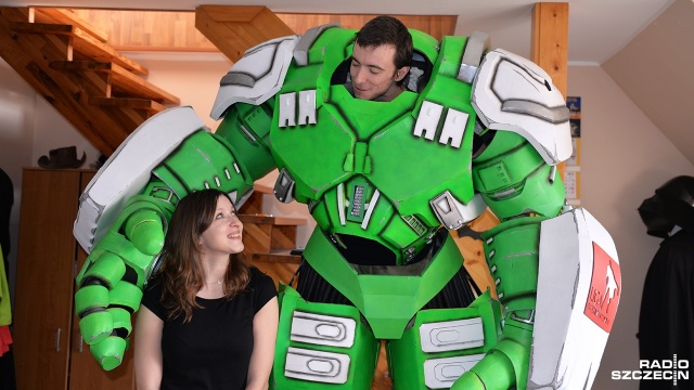 Paulina Sawicka i Tomasz Gierwiatowski w zbroi Floating Armor. Fot. Maciej Myszkowiak [Radio Szczecin] Floating Armor - nowy strażnik Szczecina [ZDJĘCIA]
