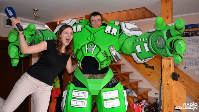 Paulina Sawicka i Tomasz Gierwiatowski w zbroi Floating Armor. Fot. Maciej Myszkowiak [Radio Szczecin] Floating Armor - nowy strażnik Szczecina [ZDJĘCIA]